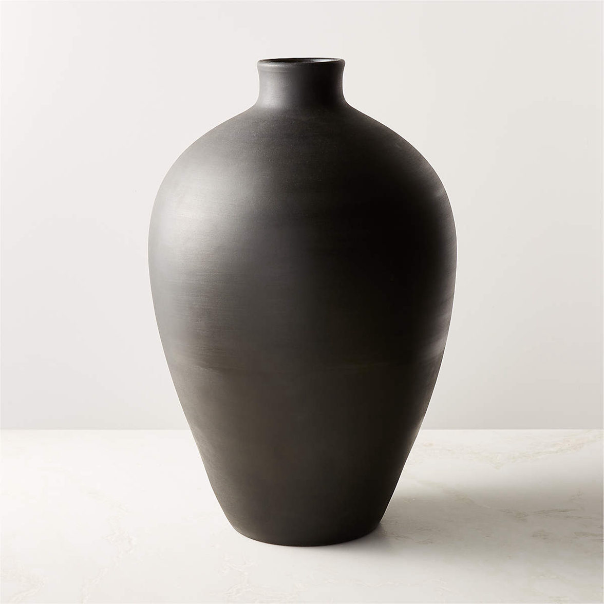Vase de sol en terre cuite noire ronde
