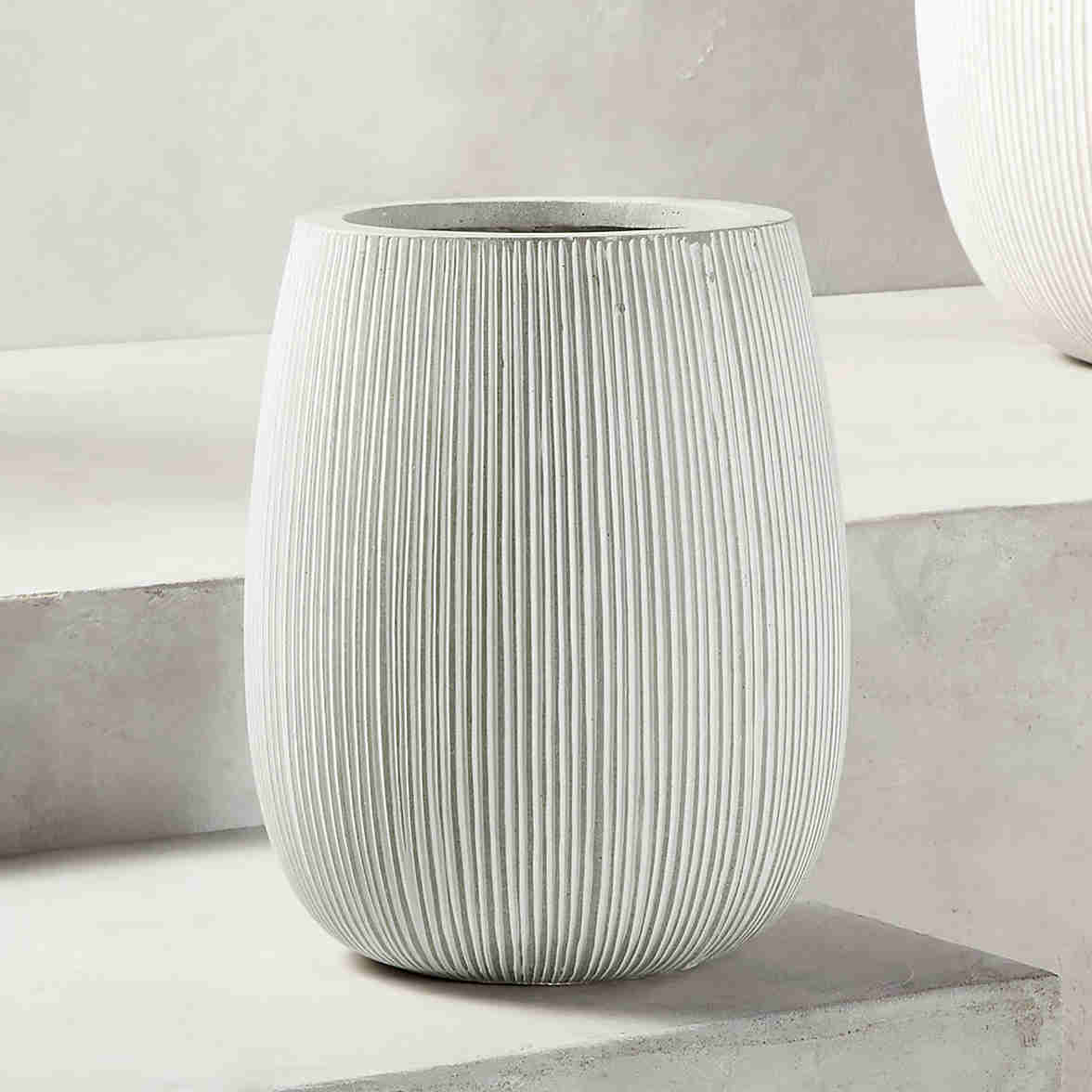 Cemento gris interior/plantador al aire libre medio