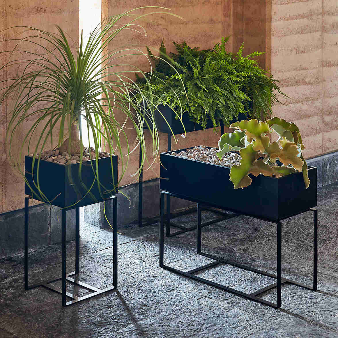 Fioriera in metallo nero esterno bassa